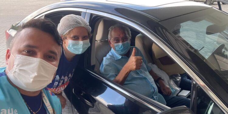 Ex-governador Amazonino Mendes alertou sobre a necessidade da terceira dose e fez foto com os vacinadores. Foto: Reprodução/Redes Sociais