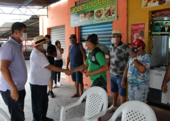 Pré-candidato ao Governo do Amazonas, Amazonino fez no início da tarde corpo-a-corpo na feira do Fuxico, no Jorge Teixeira. Foto: Divulgação