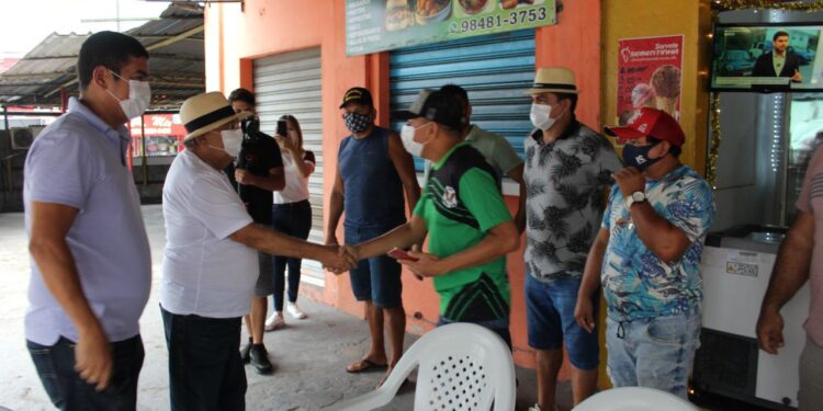 Pré-candidato ao Governo do Amazonas, Amazonino fez no início da tarde corpo-a-corpo na feira do Fuxico, no Jorge Teixeira. Foto: Divulgação