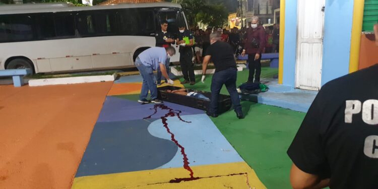 Jovem de 16 anos estava lanchando no local quando começou um tiroteio e ele foi atingido com tiro na cabeça. Foto: Reprodução