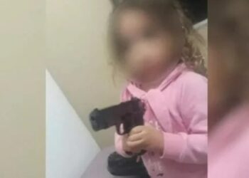 Polícia Civil investiga conselheiro tutelar que tirou foto da filha armada em Goiás. Foto: Reprodução