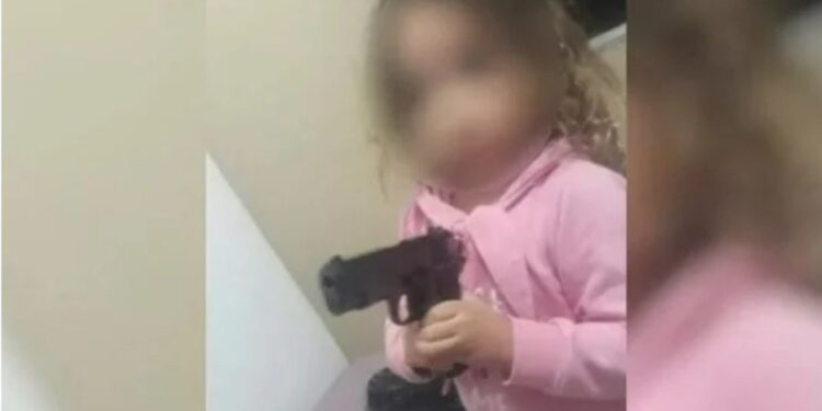 Polícia Civil investiga conselheiro tutelar que tirou foto da filha armada em Goiás. Foto: Reprodução