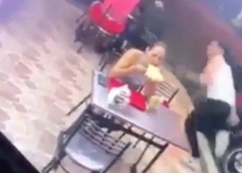 Mulher parece não se abalar com a ação da dupla e continua comendo tranquilamente seu 'kikão'. Foto: ReproduçãoYouTube