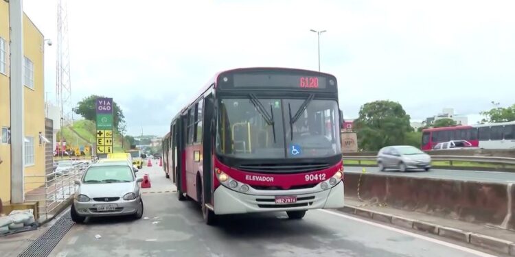Suspeito desceu do ônibus da linha 6120 e tentou fugir roubando uma motocicleta. Foto: Reprodução/Internet