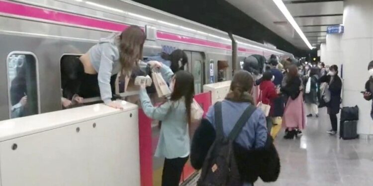 O homem deixou todos os passageiros em pânico e usava uma faca além de um líquido inflamável. Foto: Reprodução