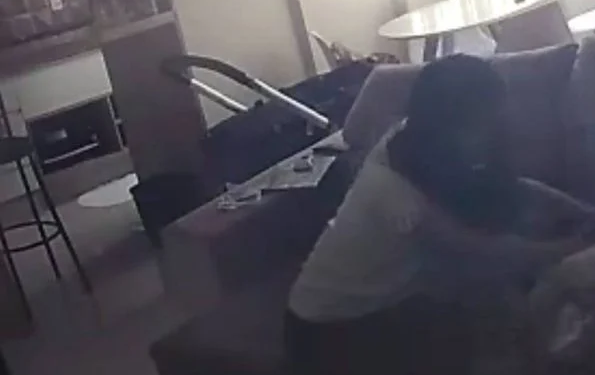 Mãe da criança viu situação por câmera e chamou a polícia. Foto: Reprodução