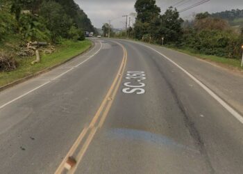 A sorte foi que carro conseguiu ver criança e evitar o pior. Foto: Reprodução/Internet