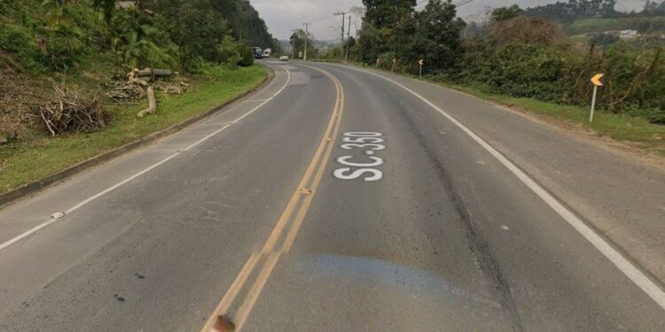 A sorte foi que carro conseguiu ver criança e evitar o pior. Foto: Reprodução/Internet
