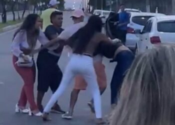 A moça de calça branca levou uma furada na cara com um gogó de garrafa e foi socorrida por um amigo. Foto: Reprodução