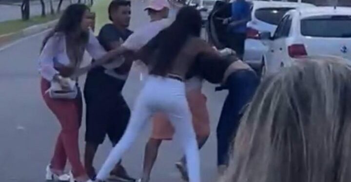 A moça de calça branca levou uma furada na cara com um gogó de garrafa e foi socorrida por um amigo. Foto: Reprodução
