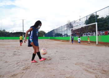 Viviane Mota  celebrou seu aniversário de 17 anos, neste sábado, no campo onde começou a jogar futebol, há sete anos. Foto: Bruno Zanardo/Secom - Divulgação