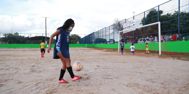 Viviane Mota  celebrou seu aniversário de 17 anos, neste sábado, no campo onde começou a jogar futebol, há sete anos. Foto: Bruno Zanardo/Secom - Divulgação