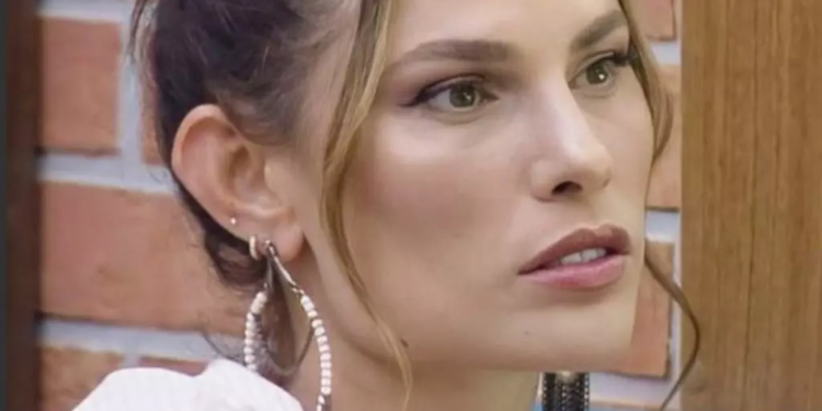 Modelo fez pedido durante festa, mas MC Mirella disse que não entra nada de ilegal no reality. Foto: Reprodução/PlayPlus