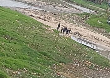 Homem estaria vendendo drogas na área quando foi flagrado pela polícia e tentou escapar da prisão pulando no igarapé. Foto: Divulgação