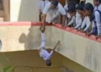 Homem foi filmado e flagrado. A criança teve que pedir perdão para que a penitência terminasse. Foto: Reprodução/Redes Sociais