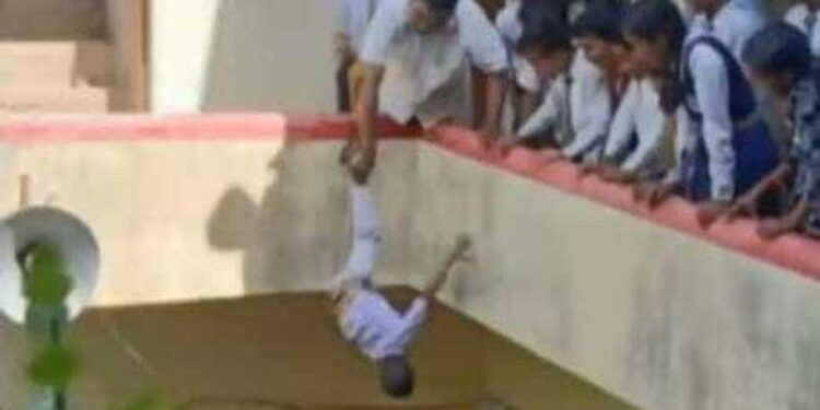 Homem foi filmado e flagrado. A criança teve que pedir perdão para que a penitência terminasse. Foto: Reprodução/Redes Sociais