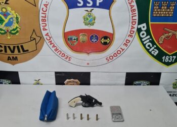 Foram encontradas trouxinhas de cocaína, oxi, arma e balança de precisão. Foto: Divulgação: SSP/AM