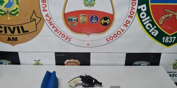 Foram encontradas trouxinhas de cocaína, oxi, arma e balança de precisão. Foto: Divulgação: SSP/AM
