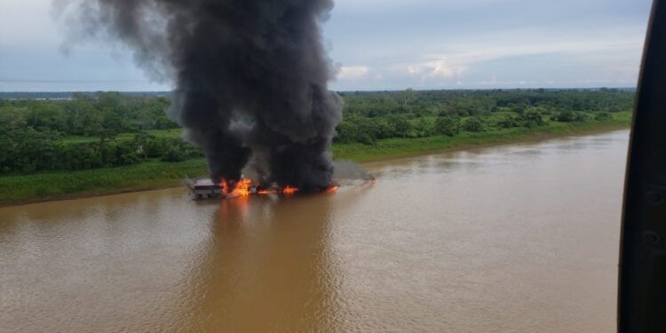 Além de queimarem as balsas que estavam no rio, foram apreendidos ouro e mercúrio. Foto: Divulgação