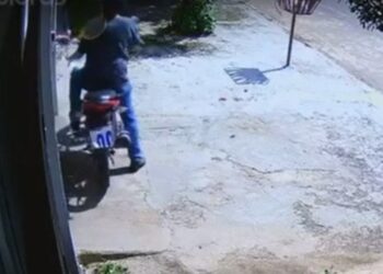 A situação foi flagrada foi câmeras que mostram o assaltante apanhando. Foto: Reprodução/Internet