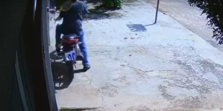 A situação foi flagrada foi câmeras que mostram o assaltante apanhando. Foto: Reprodução/Internet