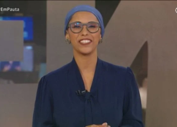Em tratamento contra a doença, jornalista comanda o Em Pauta usando um lenço na cabeça nesta segunda-feira (08). Foto: Reprodução/GloboNews