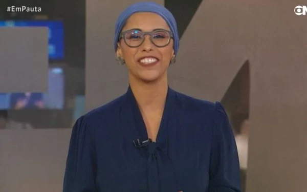 Em tratamento contra a doença, jornalista comanda o Em Pauta usando um lenço na cabeça nesta segunda-feira (08). Foto: Reprodução/GloboNews