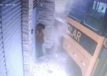 A mulher não foi identificada e não sofreu nenhum ferimento. Foto: Reprodução/G1