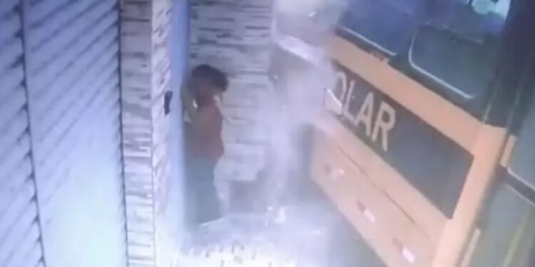 A mulher não foi identificada e não sofreu nenhum ferimento. Foto: Reprodução/G1