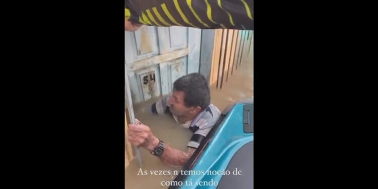 Homem, morador de Itabuna, sente dificuldades para sair do local. Reprodução/Twitter