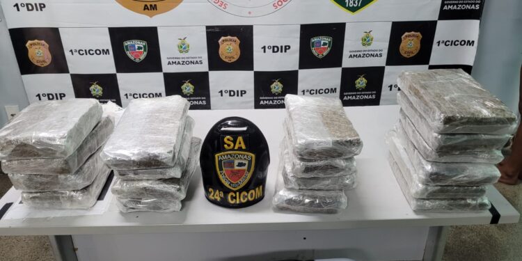 A droga estava dentro de uma mala e pessoa que a carregava conseguiu fugir. Foto: PMAM/Divulgação