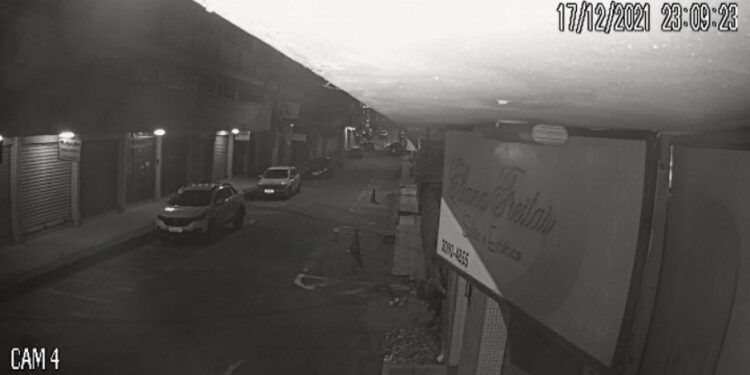 Desespero foi tão grande que o homem fugiu do jeito que deu. Foto: Reprodução