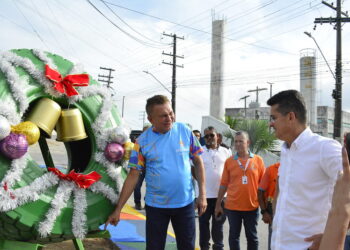 Triângulos, trevos e  guirlandas natalinas foram confeccionadas a partir de pneus reciclados, pela Prefeitura de Manaus, por meio da Secretaria Municipal de Limpeza Urbana (Semulsp). Foto: Valdo Leão/ Semulsp - Divulgação
