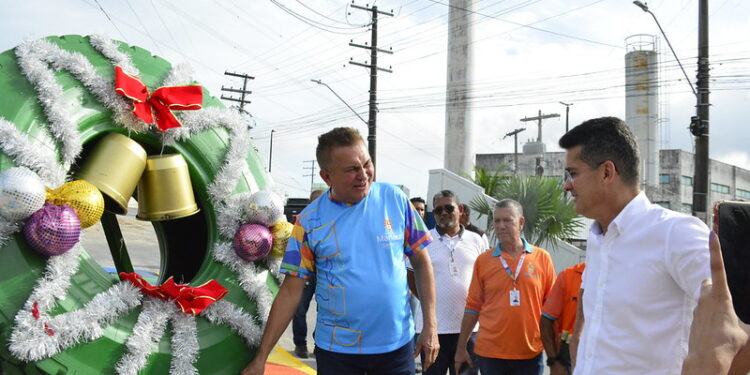 Triângulos, trevos e  guirlandas natalinas foram confeccionadas a partir de pneus reciclados, pela Prefeitura de Manaus, por meio da Secretaria Municipal de Limpeza Urbana (Semulsp). Foto: Valdo Leão/ Semulsp - Divulgação