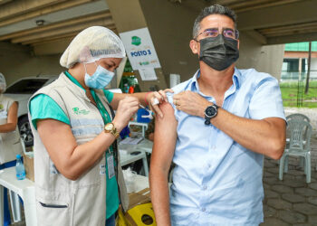 Prefeito se vacinou no último dia de campanha da vacinação, que retorna em 3 de janeiro. Foto: Ruan Souza - Semcom