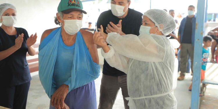 Governador esteve na comunidade Nossa Senhora de Fátima, Zona Rural de Itacoatiara. Foto: Diego Peres/Secom