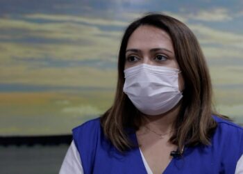 Secretária executiva de Assistência da Capital da SES-AM, Adriana Elias, destacou que a adesão à vacinação contra a Covid-19 é a primeira medida a ser tomada pela população. Foto: Rodrigo Santos/SES-AM