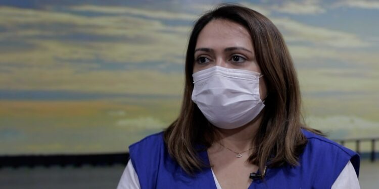 Secretária executiva de Assistência da Capital da SES-AM, Adriana Elias, destacou que a adesão à vacinação contra a Covid-19 é a primeira medida a ser tomada pela população. Foto: Rodrigo Santos/SES-AM