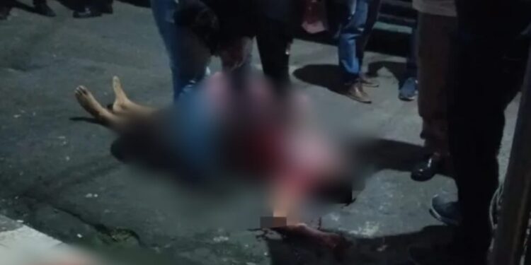 A vítima, segundo testemunhas, estava com amigos bebendo no bar quando os assassinos chegaram. Foto: Divulgação