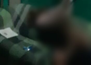 Homem estava sentado no sofá quando atiradores apareceram. Foto: Reprodução