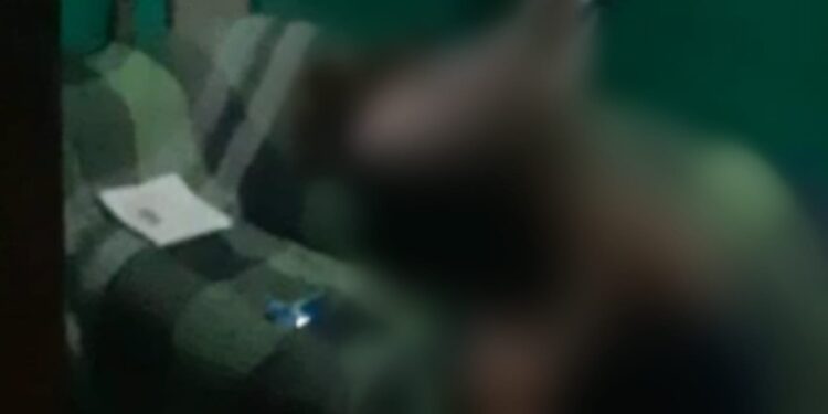 Homem estava sentado no sofá quando atiradores apareceram. Foto: Reprodução