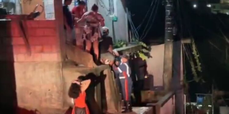 Na discussão, mulher puxou uma faca e acertou no peito da garota. Foto: Reprodução