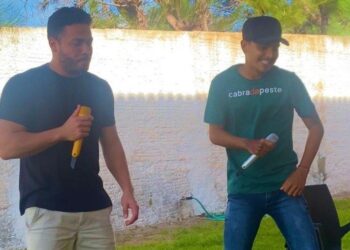 Vídeo caiu nas redes sociais e cantor conseguiu adquirir muitos seguidores e um contrato. Foto: Reprodução.