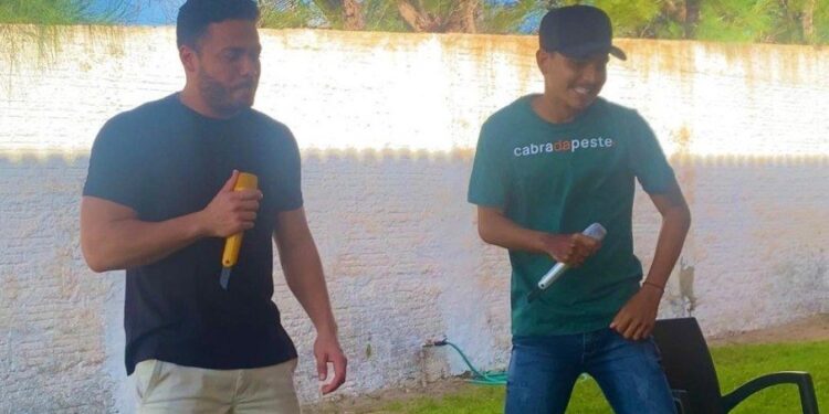 Vídeo caiu nas redes sociais e cantor conseguiu adquirir muitos seguidores e um contrato. Foto: Reprodução.