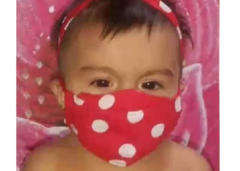 A criança estava acompanhada dos pais, mas homem furou bloqueio da rua. Foto: Reprodução