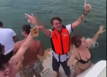 Presidente estava ao lado de apoiadores. Foto: Reprodução