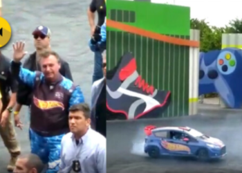 Bolsonaro entrou no carro azul e começou a dar seu 'show'. Foto: Reprodução/Instagram