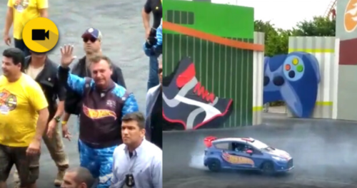 Bolsonaro entrou no carro azul e começou a dar seu 'show'. Foto: Reprodução/Instagram