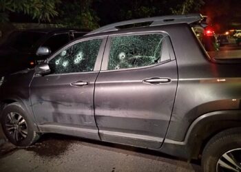 Carro usado pelas vítimas ficou todo cheio de marcas de bala. Foto: Reprodução/Portal do Holanda