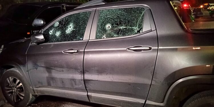 Carro usado pelas vítimas ficou todo cheio de marcas de bala. Foto: Reprodução/Portal do Holanda
